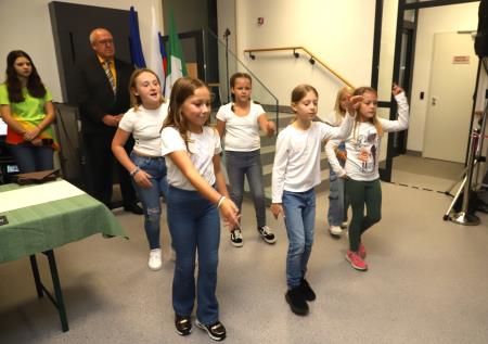 Otroci OŠ Nazarje ob otvopritvi prizidka ZD Nazarje 2024  f JM  IMG_2934